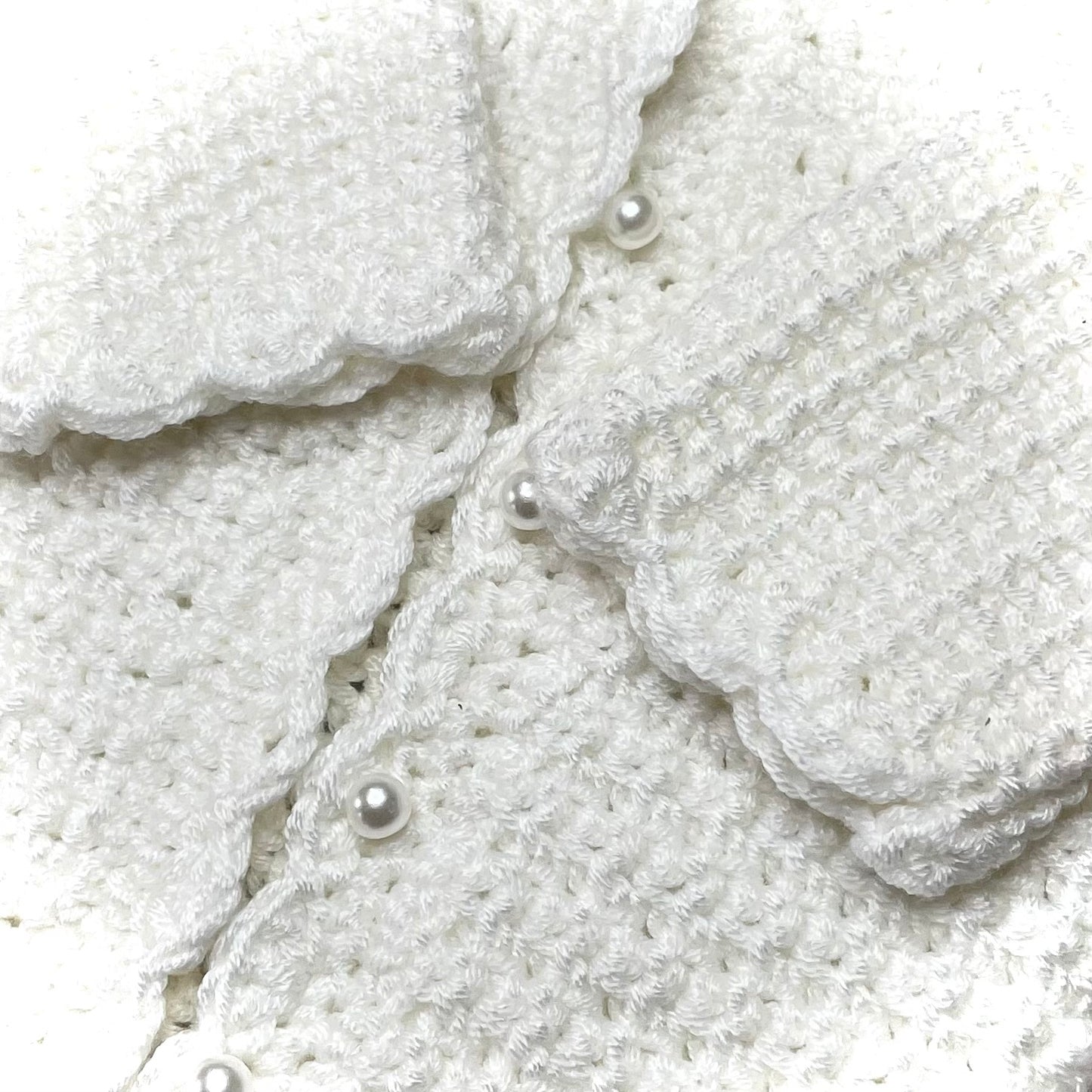 Kézműves horgolt újszülött kardigán fehér, selyemfényű, bababarát fonalból, gyöngyház gombokkal