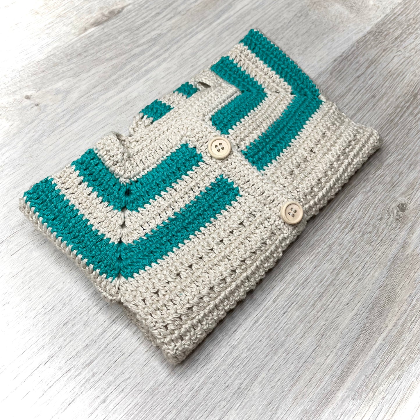 Kézműves horgolt újszülött kardigán türkiz és bézs színekben pamut fonalból, újszülött méretben