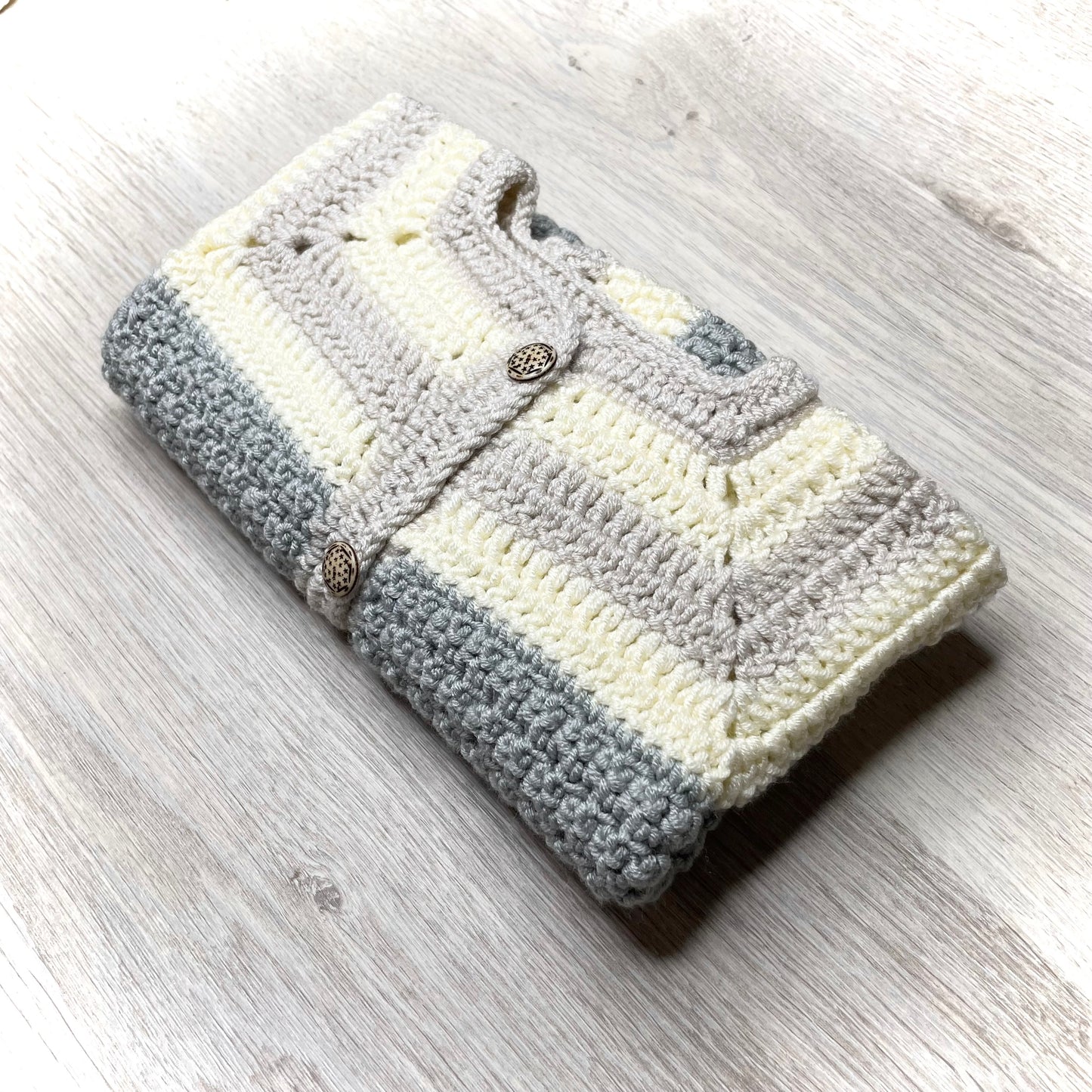 Barna, bézs, szürke, kézzel horgolt , meleg puha baba kardigán, fa gombokkal, kisfiúnak, télre