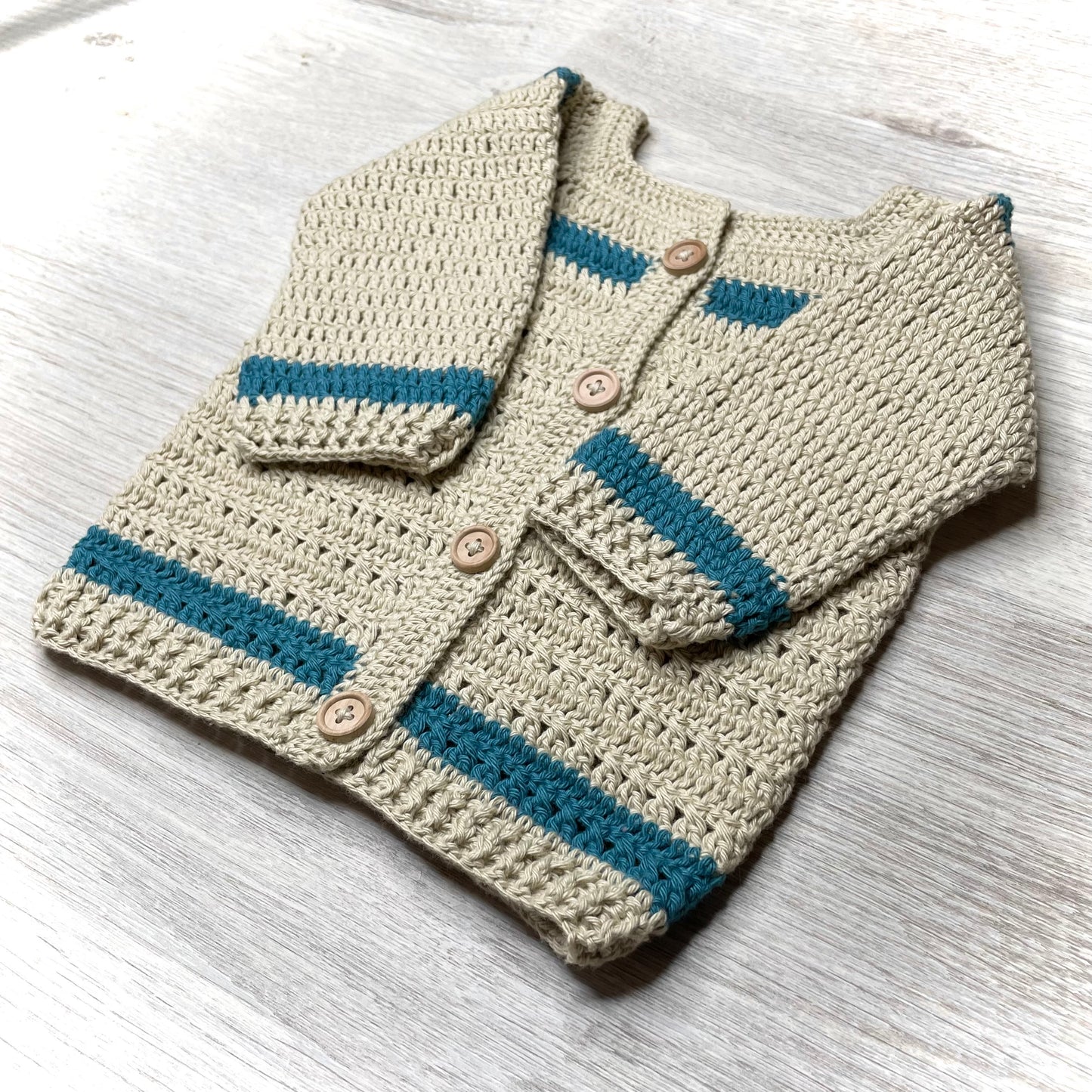 Barna és sötétkék pamut fonalból kézzel horgolt újszülött kardigán fa gombokkal