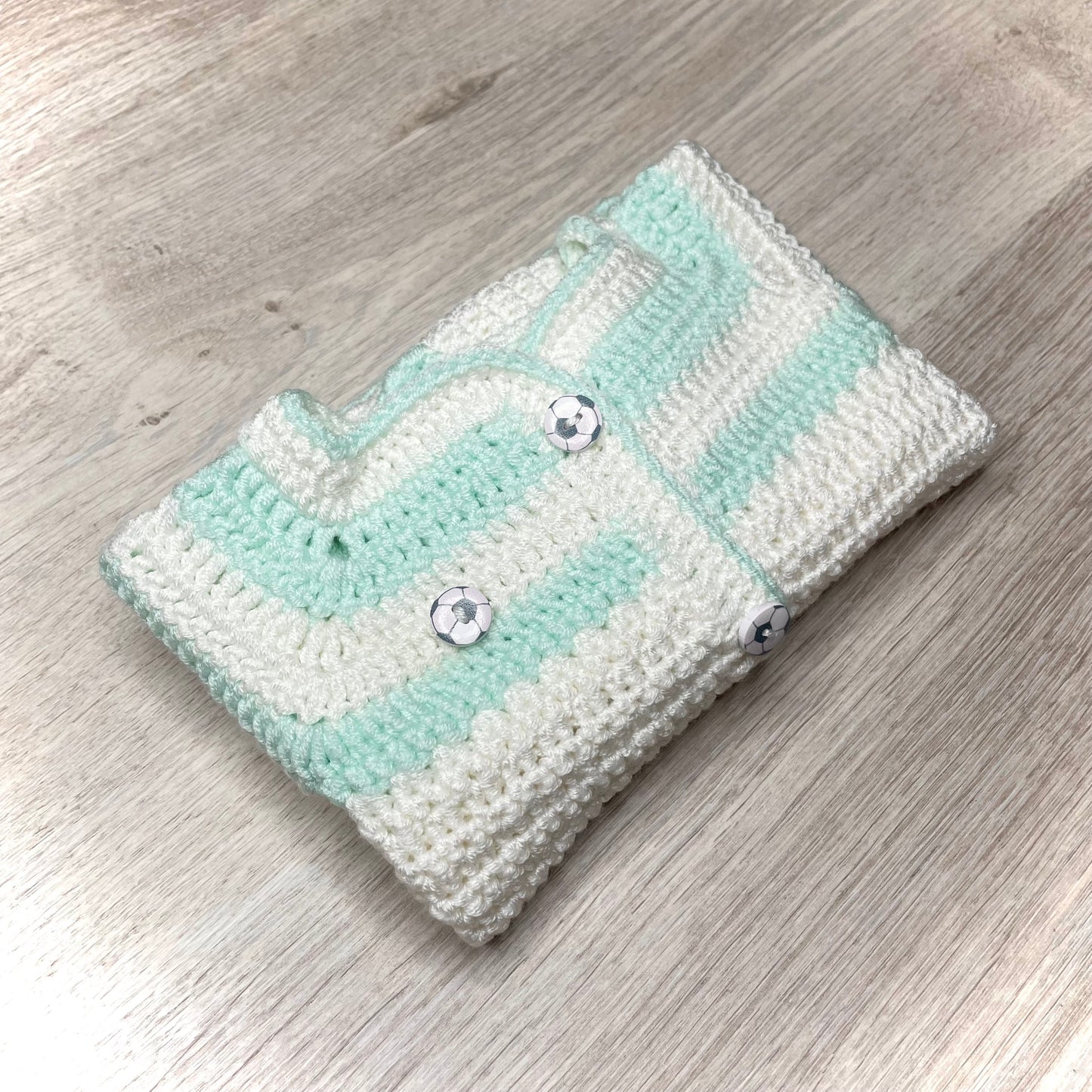 Kézműves horgolt baba kardigán foci labda gombokkal fehér kék színben bababarát fonalból