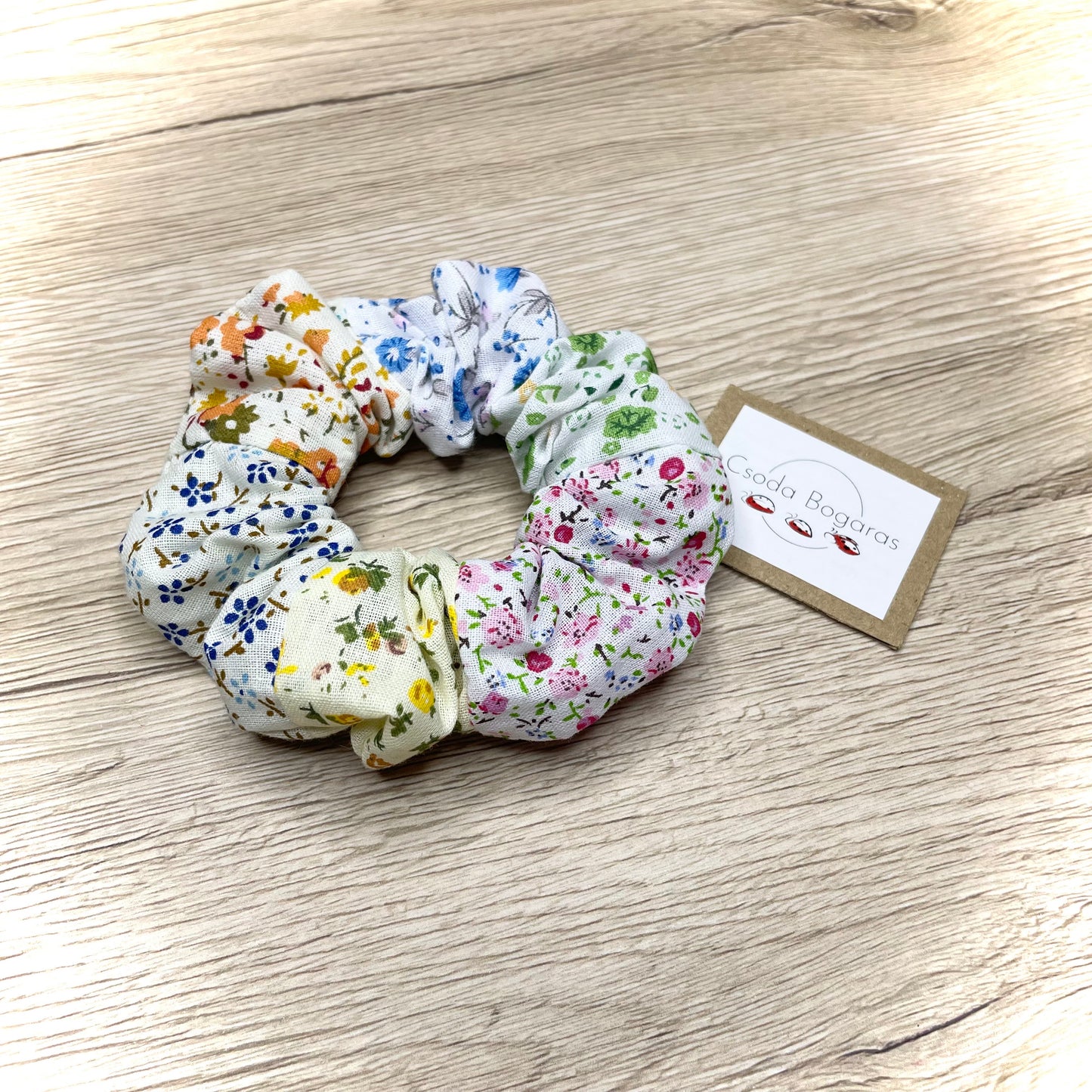 színes, mintás, vidám, kézműves scrunchie hajgumi pamutvászonból