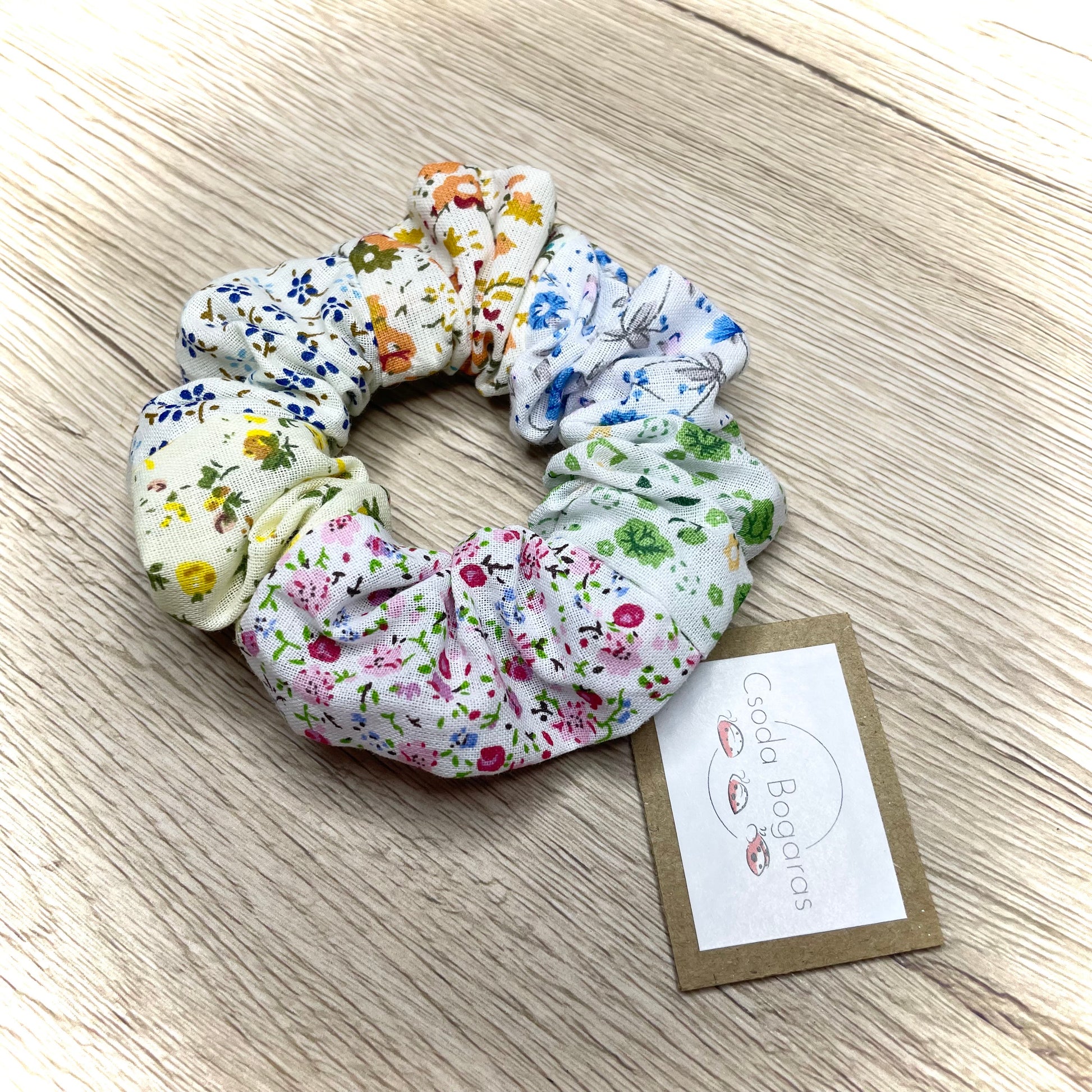 színes, mintás, vidám, kézműves scrunchie hajgumi pamutvászonból